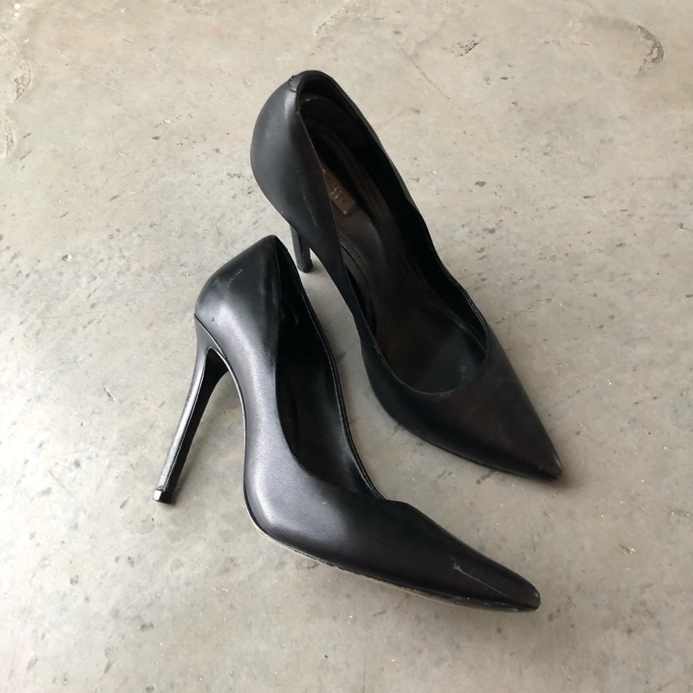 Schutz Pointed Toe Heels Size 7 1/2  Leather VERY cute and Sexy Gilberto heels